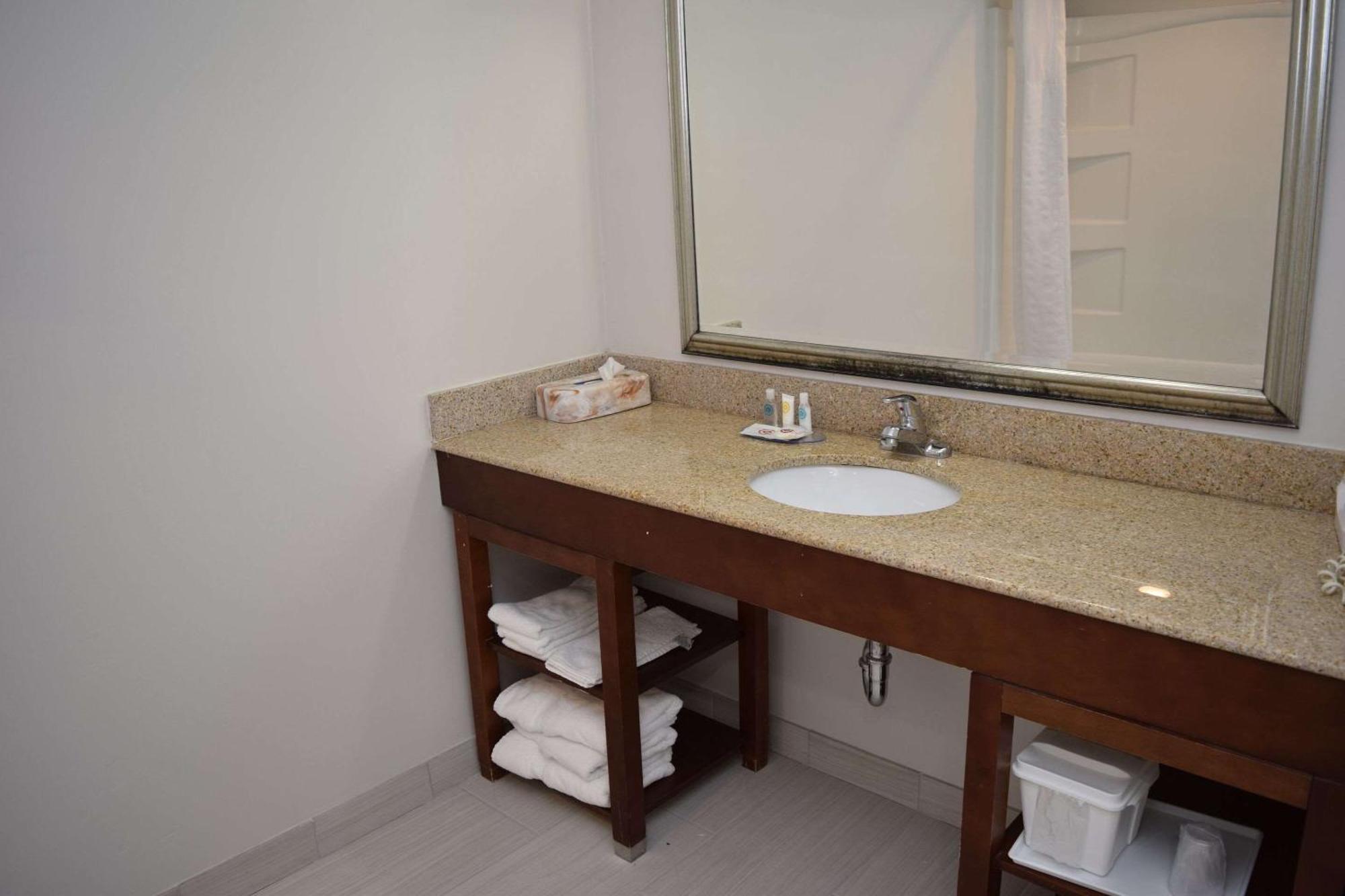 Comfort Inn & Suites Syracuse-Carrier Circle Восток Сиракьюс Экстерьер фото